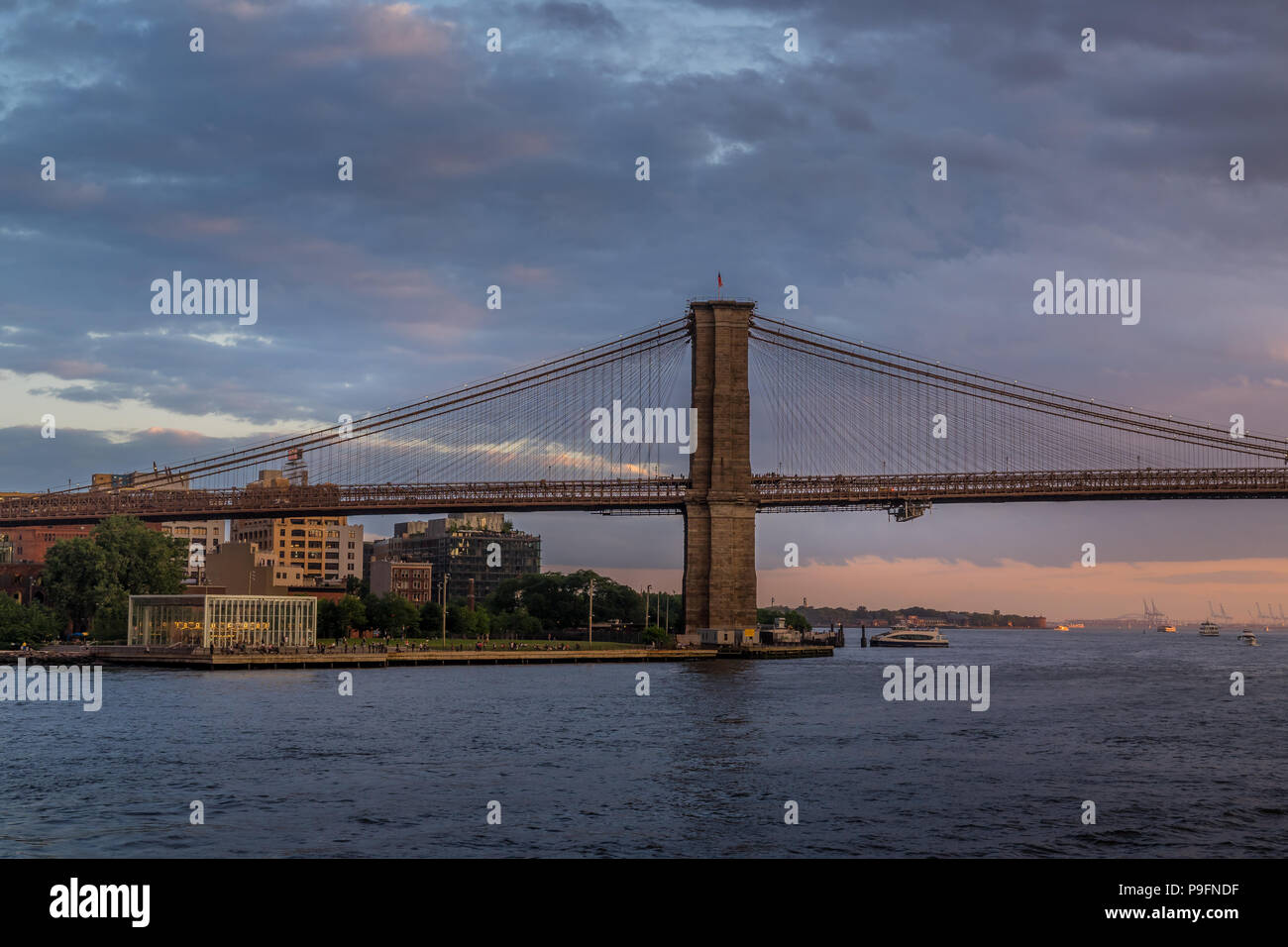 Vue du pont de Brooklyn au coucher du soleil sur l'East River, NEW YORK Banque D'Images