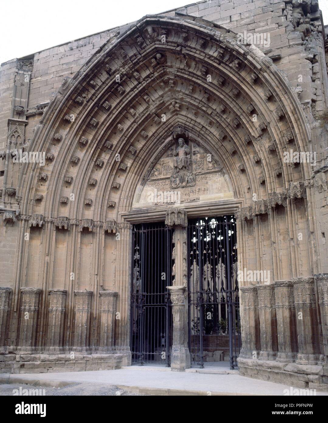 La PUERTA DE LOS APOSTOLES SITUADO EN LA FACHADA OCCIDENTAL - 1333 - ARQUITECTURA GOTICA CATALANA. Auteur : JAUME CASCALLS / SOLIVELLA GUILLERMO. Emplacement : Catedral Vieja, ESPAGNE. Banque D'Images