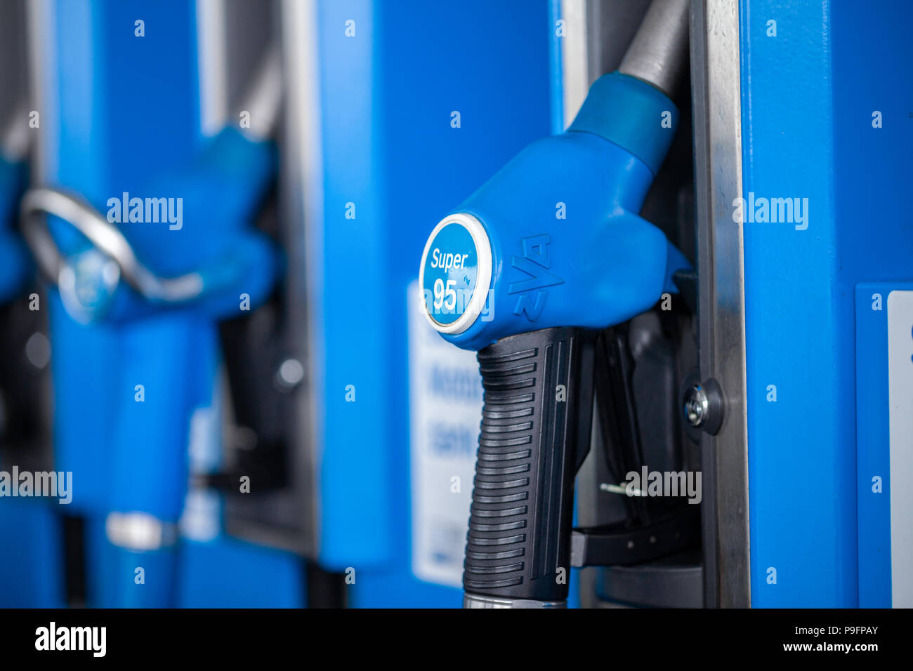 Nürnberg / ALLEMAGNE - Mars 11, 2018 : distributeur de carburant à l'essence super 95, à partir de la station essence Aral. Leman est une marque de carburants automobiles. Banque D'Images