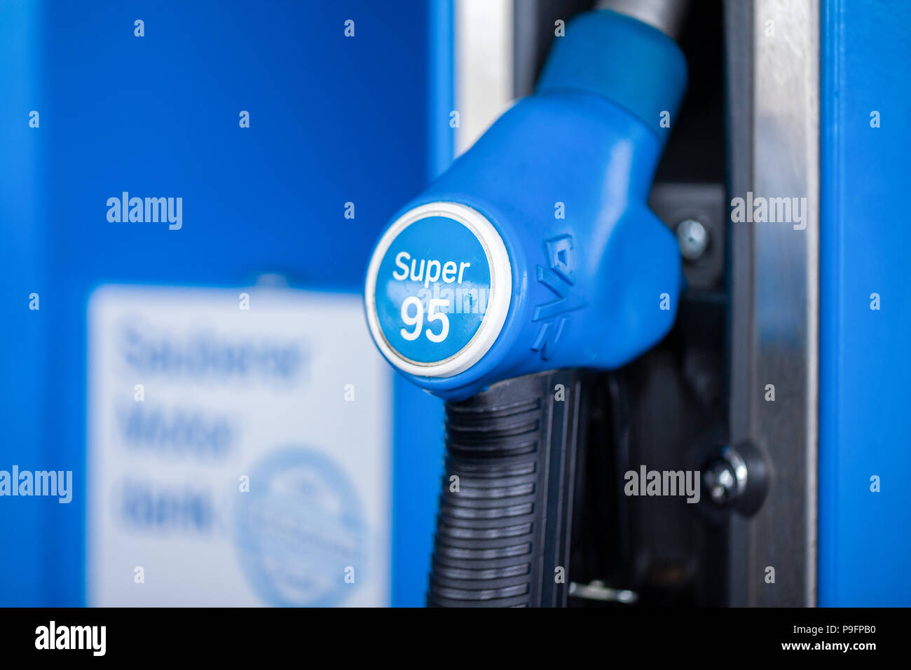 Nürnberg / ALLEMAGNE - Mars 11, 2018 : distributeur de carburant à l'essence super 95, à partir de la station essence Aral. Leman est une marque de carburants automobiles. Banque D'Images