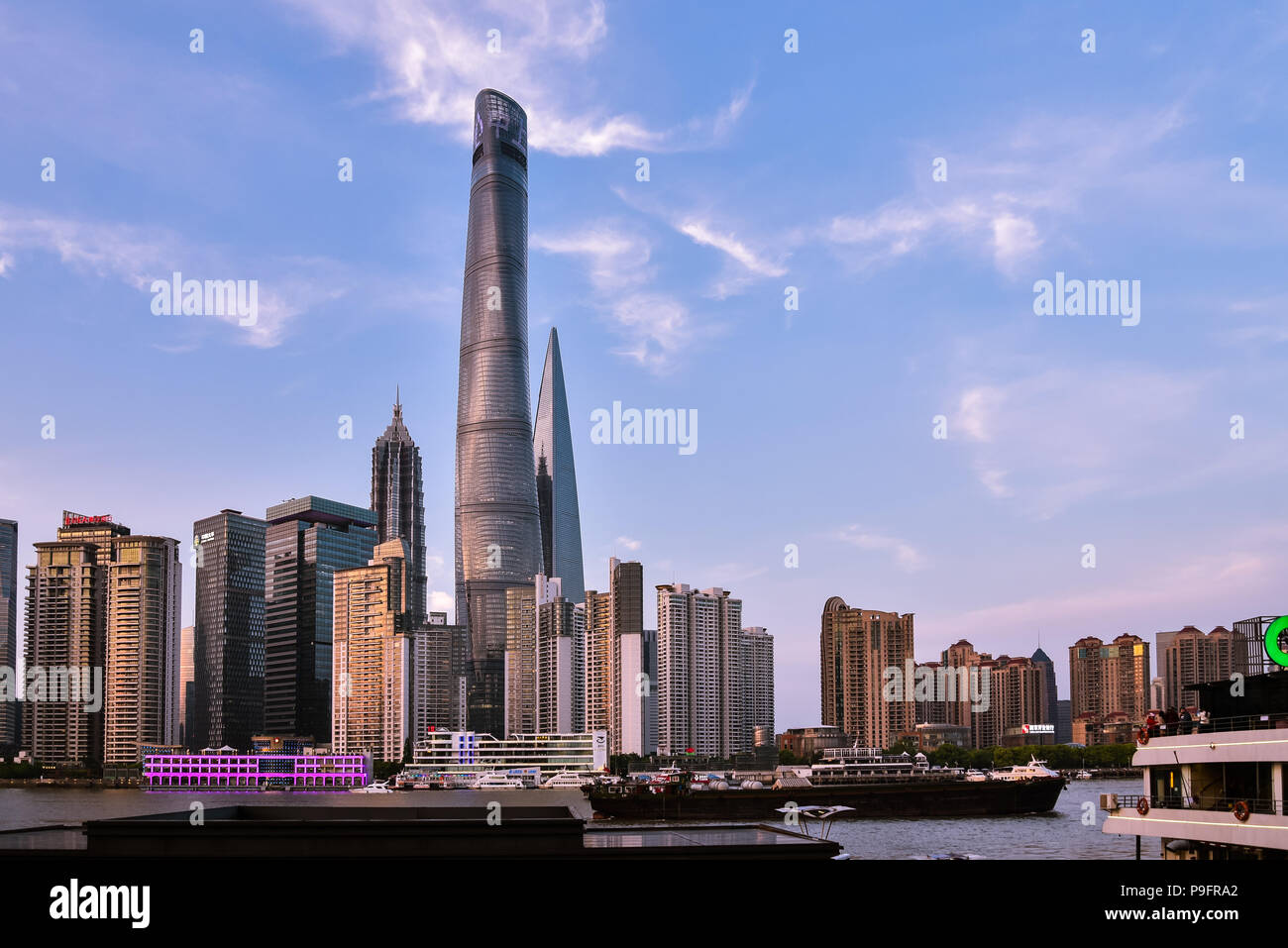 En début de soirée de grande monte dans le nouveau district de Pudong de Shanghai, Chine. Banque D'Images