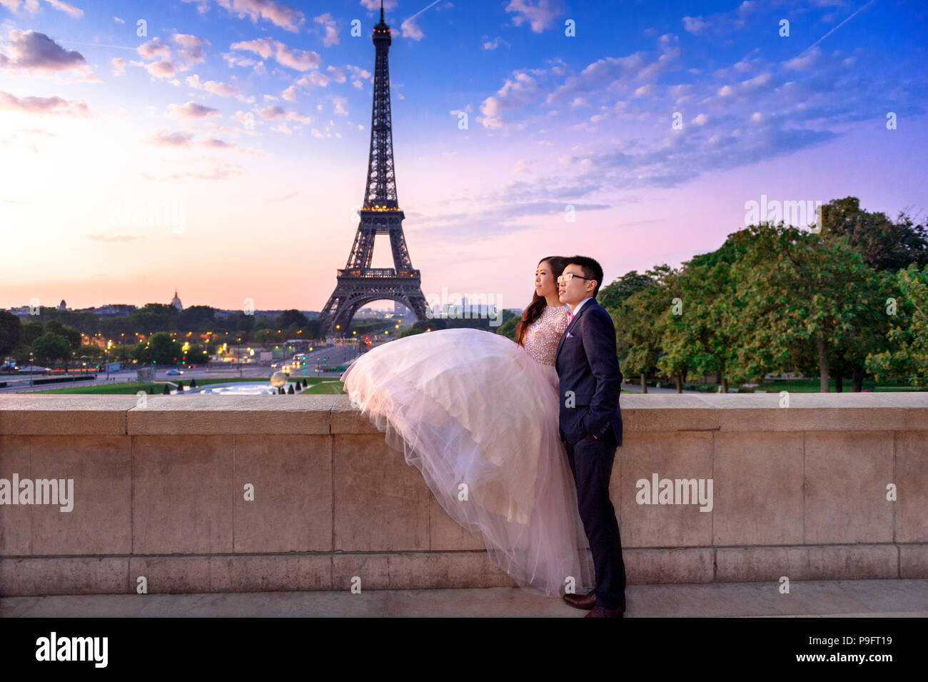 Une belle asiatique couple in Paris, France Banque D'Images