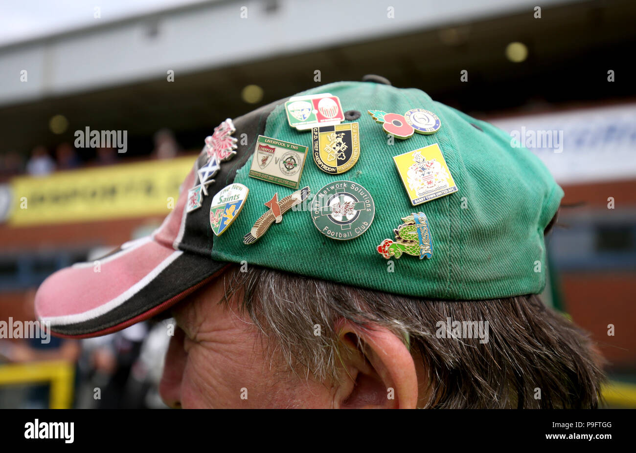 Une vue détaillée de la hat d'un supporter les nouveaux Saints lors de la Ligue des Champions, premier tour de qualification, deuxième match aller à Park Hall, Oswestry. Banque D'Images