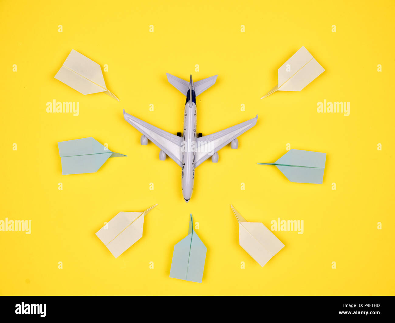 Avion entouré de paper planes Banque D'Images