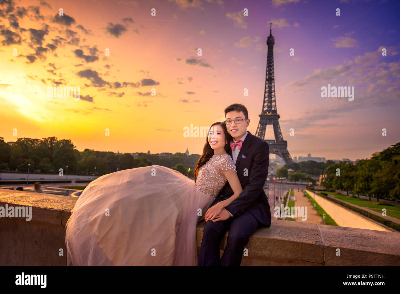 Une belle asiatique couple in Paris, France Banque D'Images