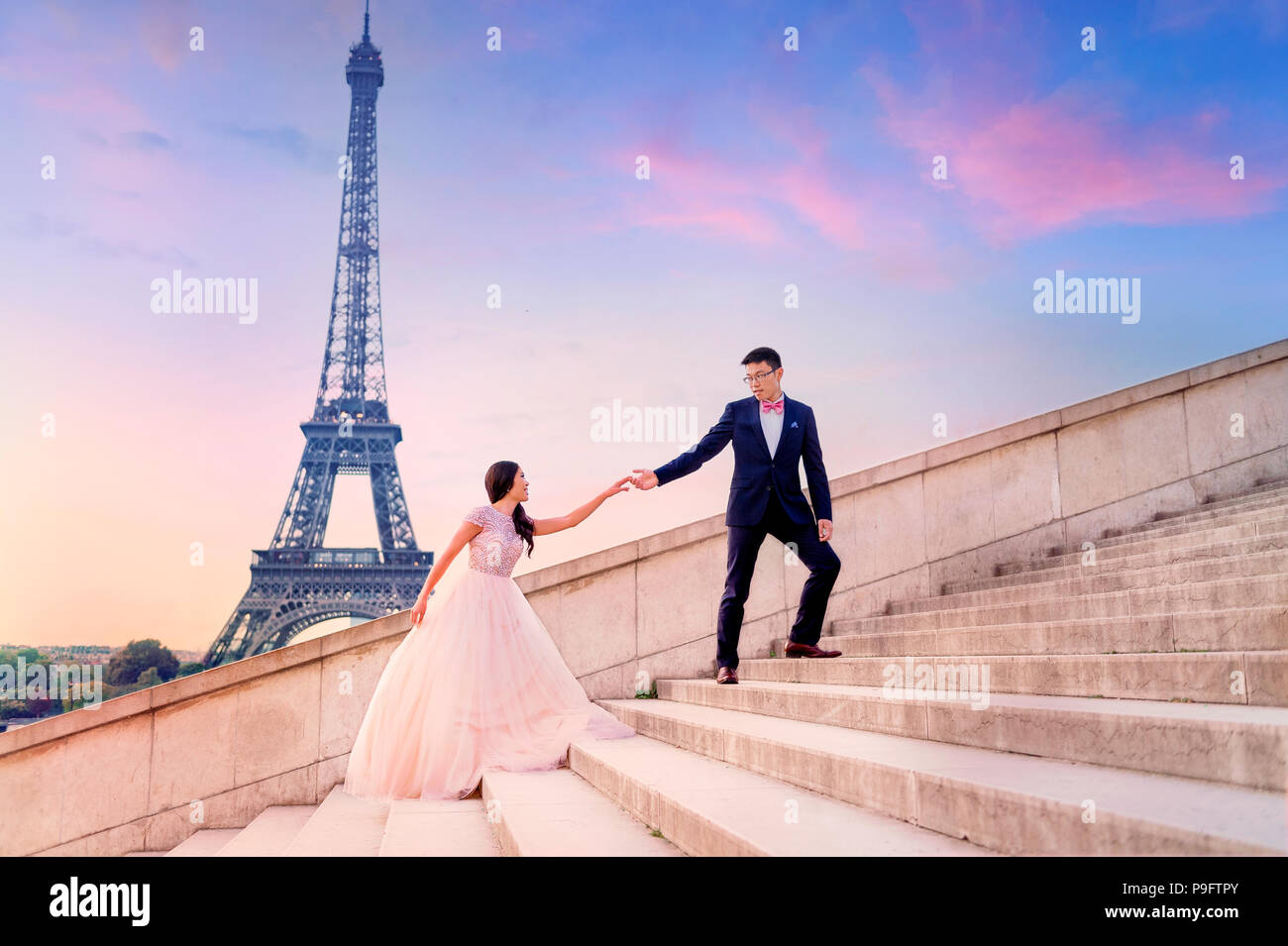 Une belle asiatique couple in Paris, France Banque D'Images