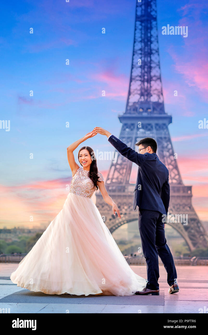Une belle asiatique couple in Paris, France Banque D'Images