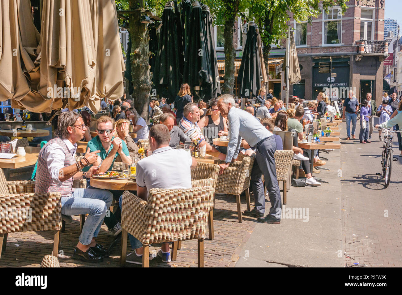 Beaucoup de gens profiter du soleil en été qu'ils ont les repas et boissons à l'extérieur, La Haye, Pays-Bas Banque D'Images