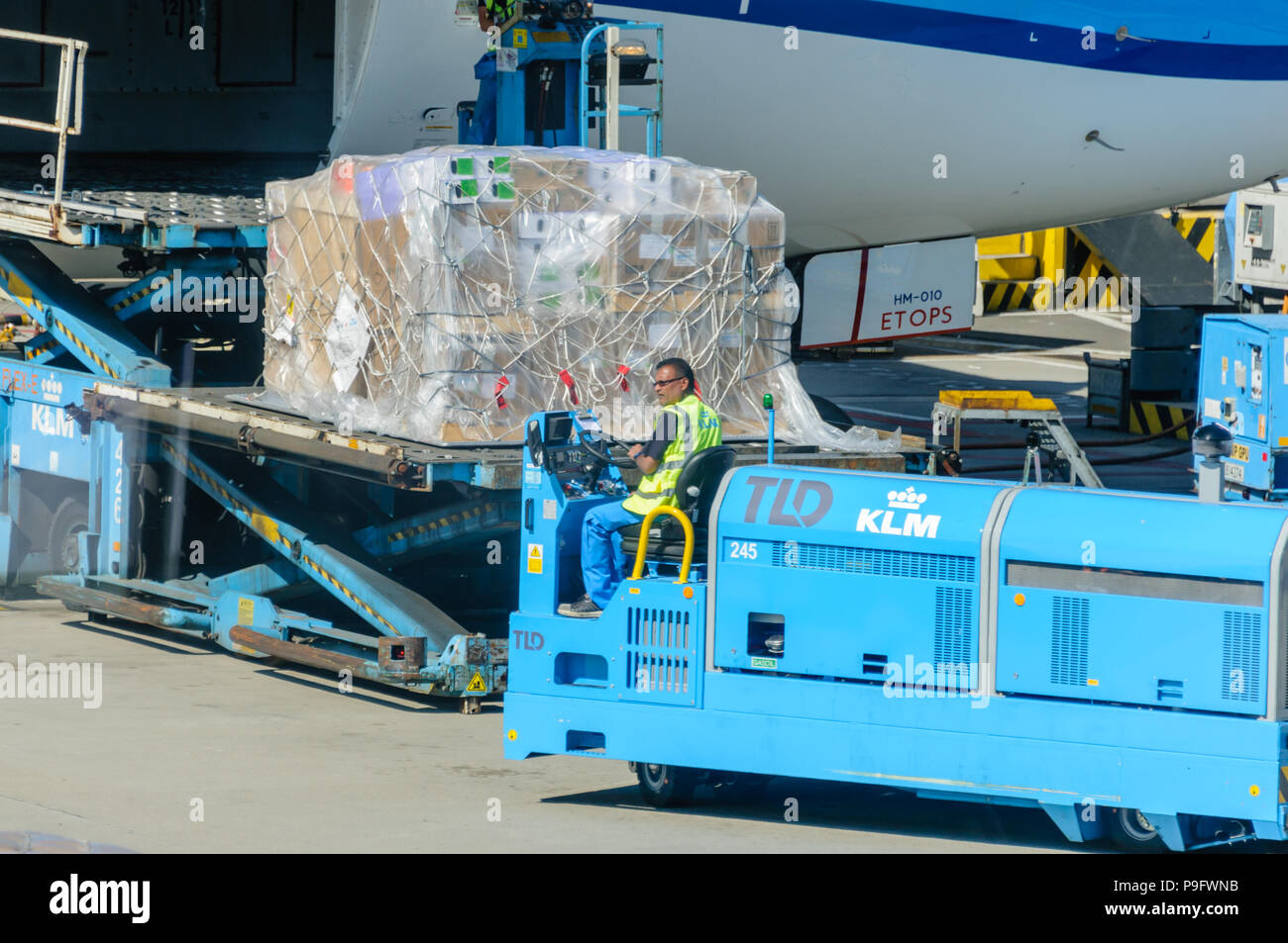 L'équipe au sol fret KLM chargement dans la cale d'un KLM Boeing 787-9 Banque D'Images