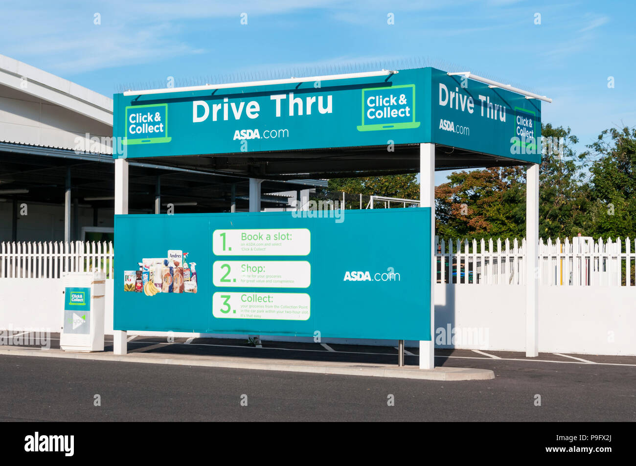 Un lecteur à travers l'cliquez sur Collecter & point de collecte dans un supermarché Asda parking. Banque D'Images