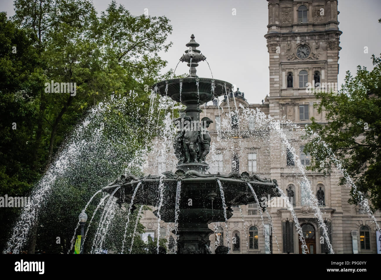 Fontaine d'eau en face de l'édifice du parlement à Québec canada Banque D'Images