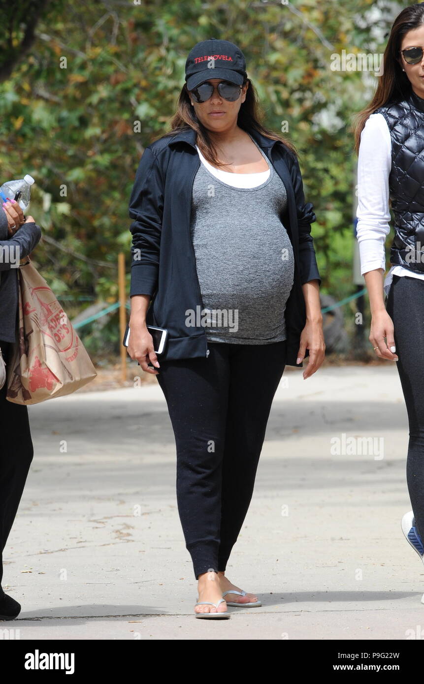 Eva Longoria Montre Son Enorme Bosse De Bebe Tandis Que Dehors Pour Un Dejeuner Pique Nique Avec Des Amis A L Arbre A Los Angeles Un Jour Apres Son Bien Aime Chien Jinxy Avec