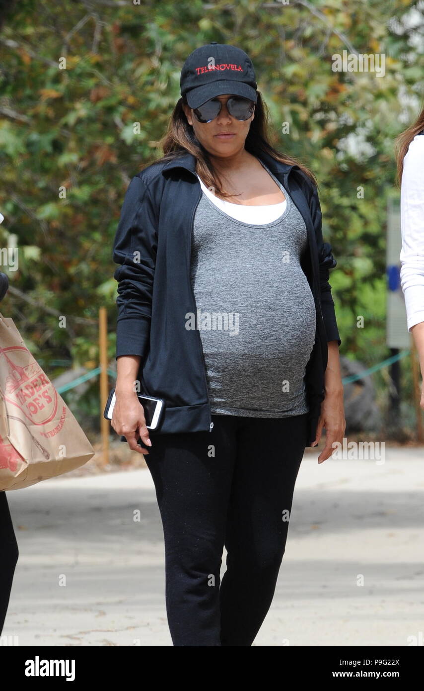Eva Longoria Montre Son Enorme Bosse De Bebe Tandis Que Dehors Pour Un Dejeuner Pique Nique Avec Des Amis A L Arbre A Los Angeles Un Jour Apres Son Bien Aime Chien Jinxy Avec