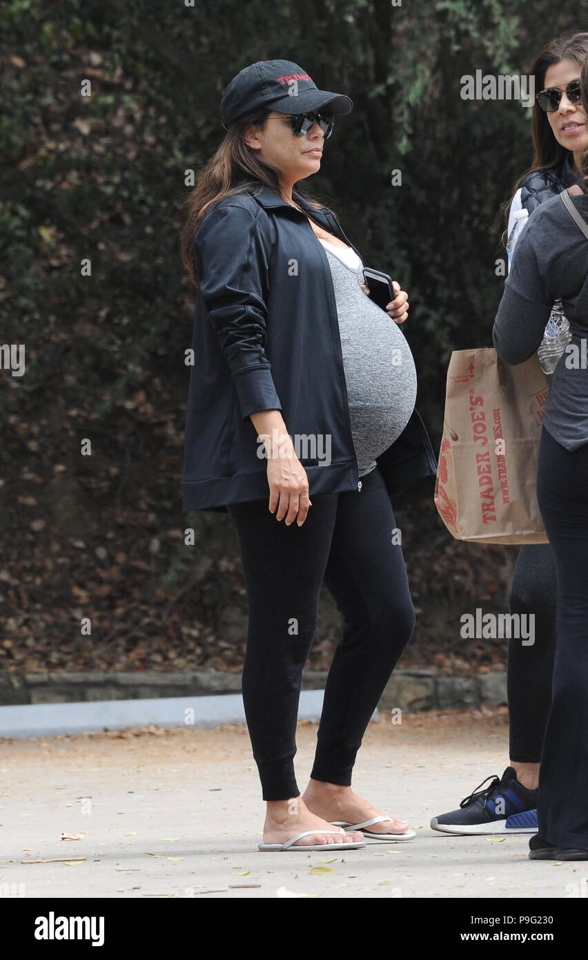 Eva Longoria Montre Son Enorme Bosse De Bebe Tandis Que Dehors Pour Un Dejeuner Pique Nique Avec Des Amis A L Arbre A Los Angeles Un Jour Apres Son Bien Aime Chien Jinxy Avec