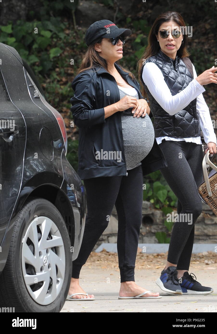 Eva Longoria Montre Son Enorme Bosse De Bebe Tandis Que Dehors Pour Un Dejeuner Pique Nique Avec Des Amis A L Arbre A Los Angeles Un Jour Apres Son Bien Aime Chien Jinxy Avec