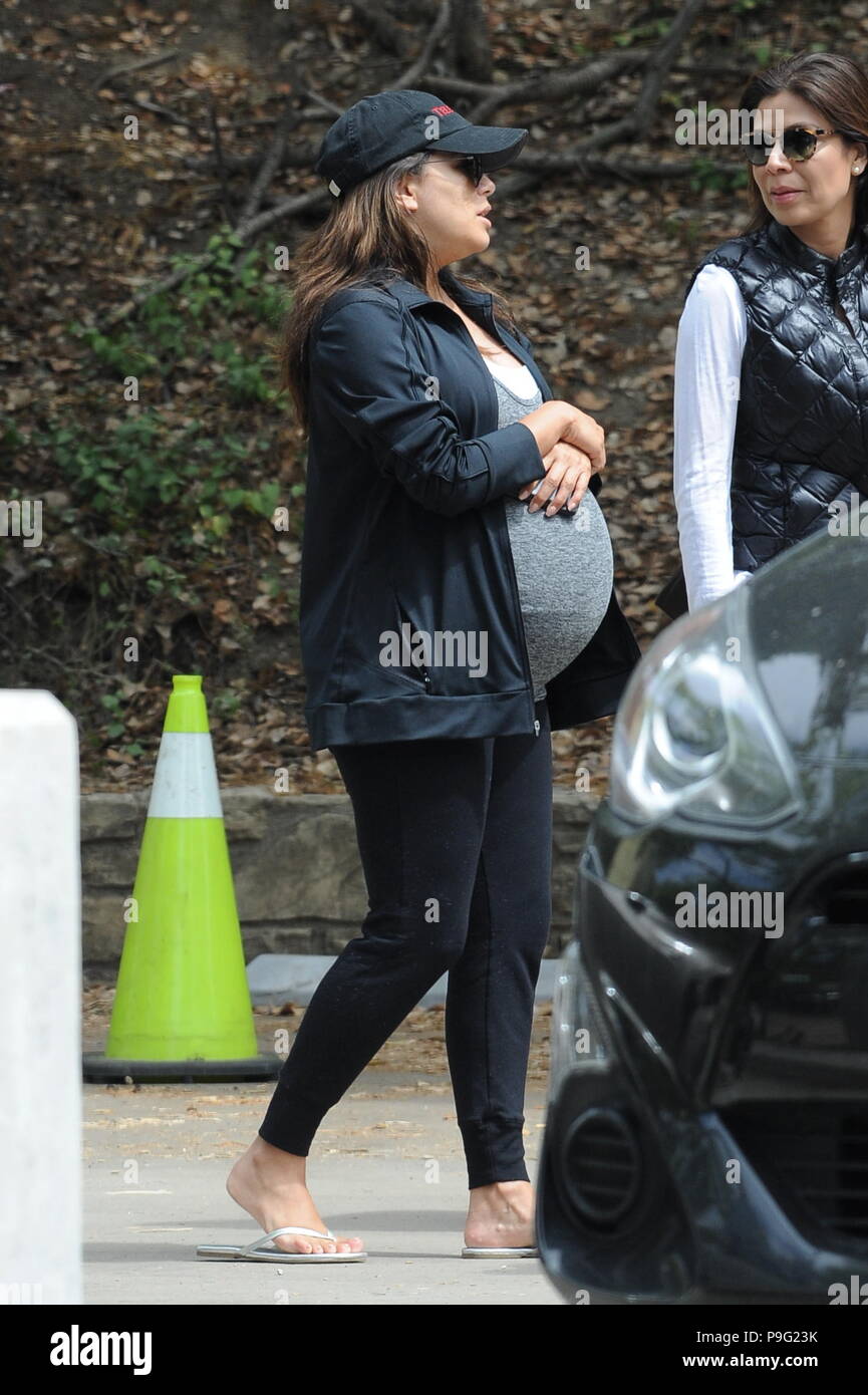 Eva Longoria Montre Son Enorme Bosse De Bebe Tandis Que Dehors Pour Un Dejeuner Pique Nique Avec Des Amis A L Arbre A Los Angeles Un Jour Apres Son Bien Aime Chien Jinxy Avec