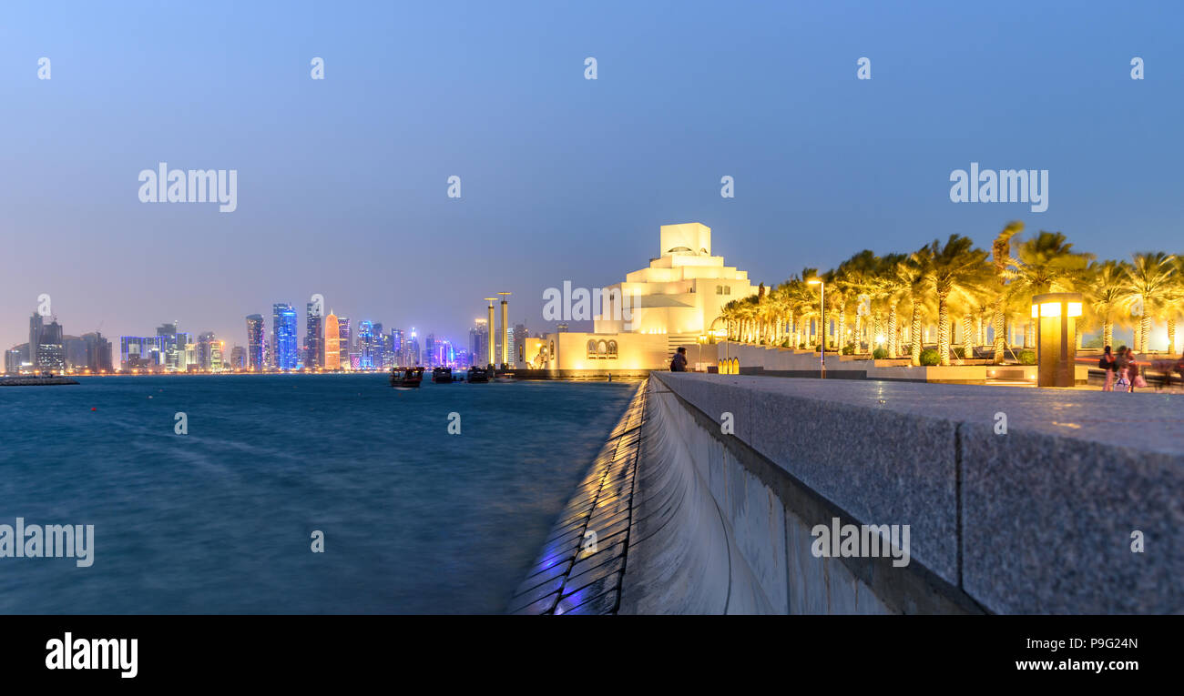 Le musée est construit sur une île artificielle au large de la péninsule de projection près du port de dhow traditionnel à Doha au Qatar. Banque D'Images