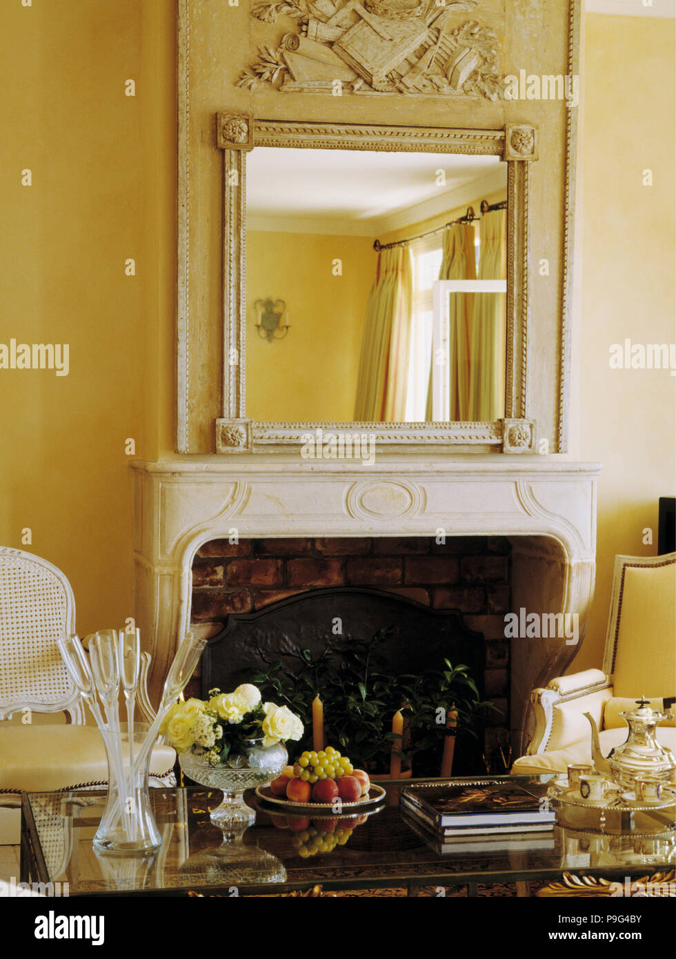 Miroir décoré en jaune au-dessus de cheminée en marbre salon du littoral Français Banque D'Images