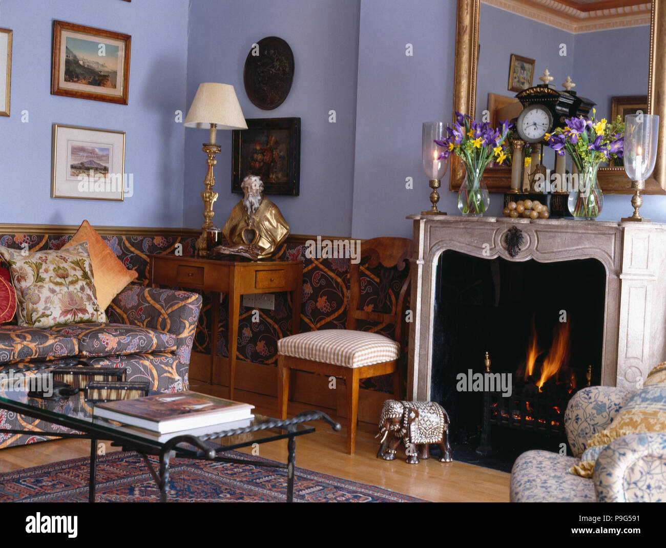 Cheminée en marbre français en bleu 90 salon avec tissu moiré et dado canapé correspondant Banque D'Images