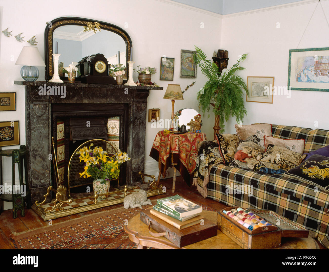 Vu jeter sur canapé de style Victorien des années 1980 salon avec cheminée en marbre noir Banque D'Images