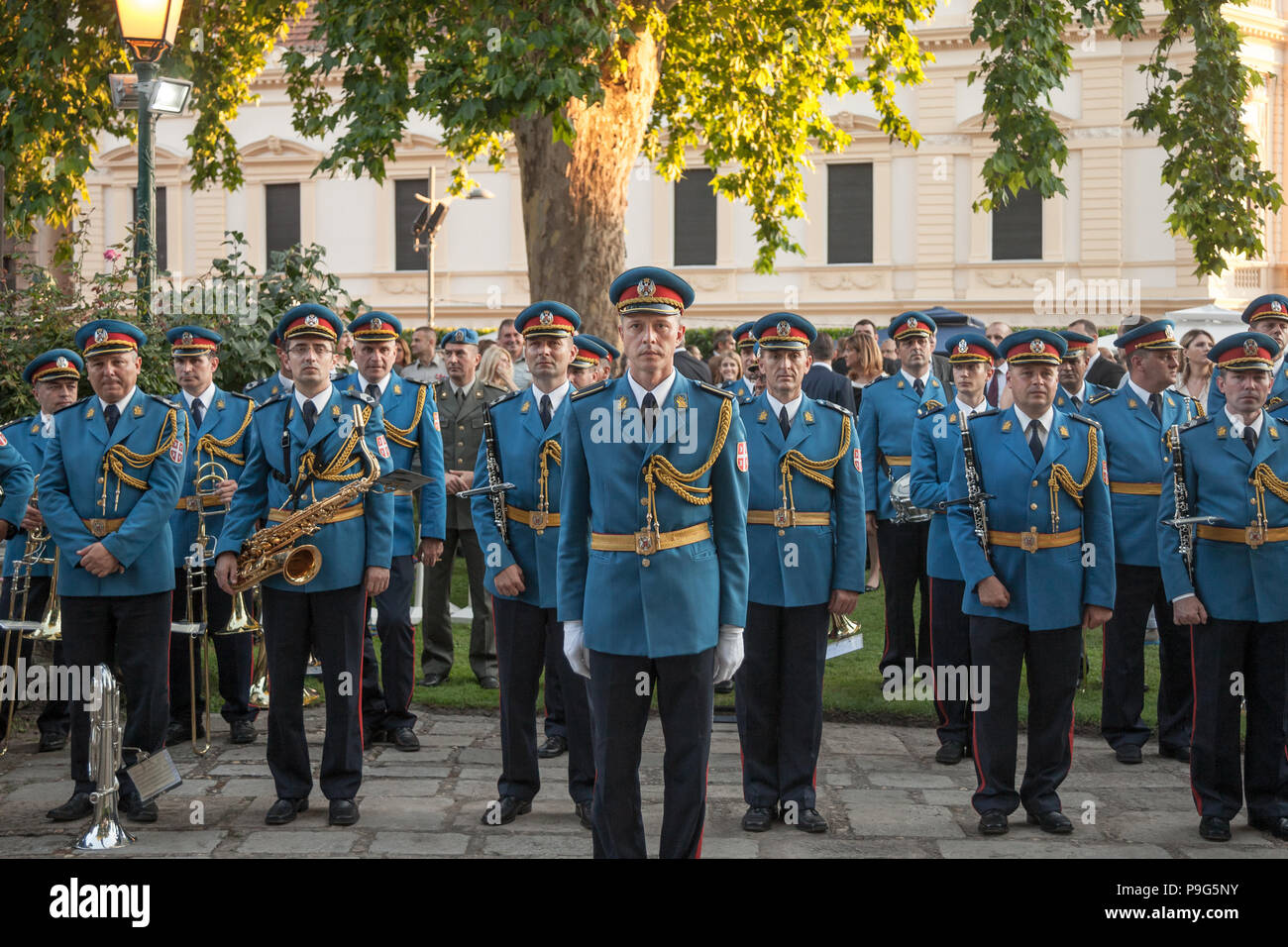 BELGRADE, SERBIE - Juillet 14, 2018 : l'armée serbe en bande uniforme officiel et la position attente pour effectuer au cours d'une cérémonie à l'Ambassade de France de Belgrade Banque D'Images