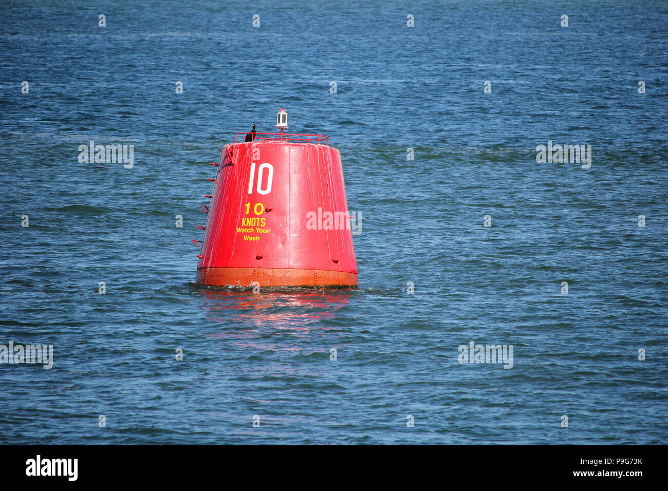 Bouée balise rouge avec limite de vitesse de 10 noeuds, flottant dans la  mer ou l'océan bleu Photo Stock - Alamy