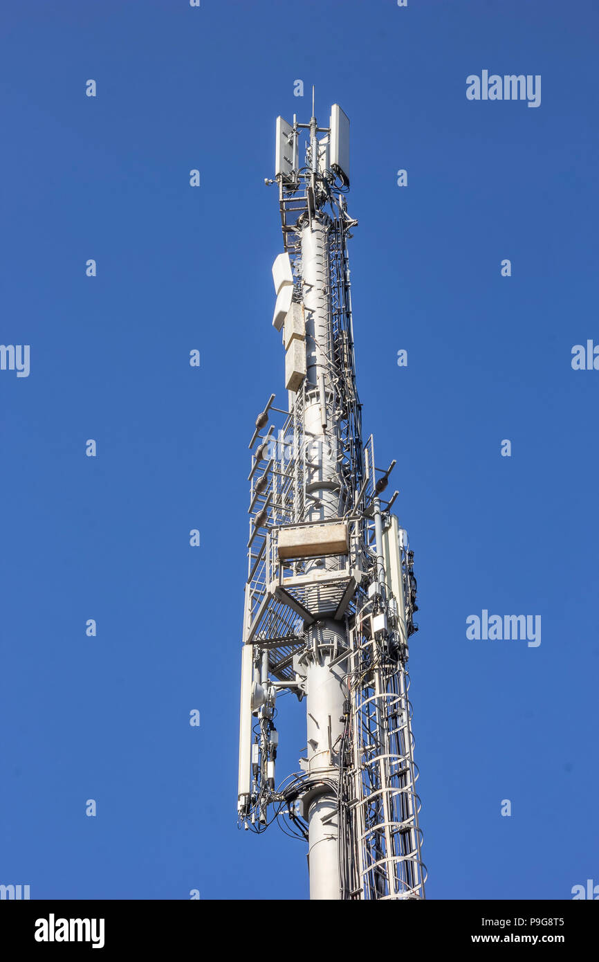 Une partie de l'antenne du transmetteur GSM. Vue verticale Banque D'Images