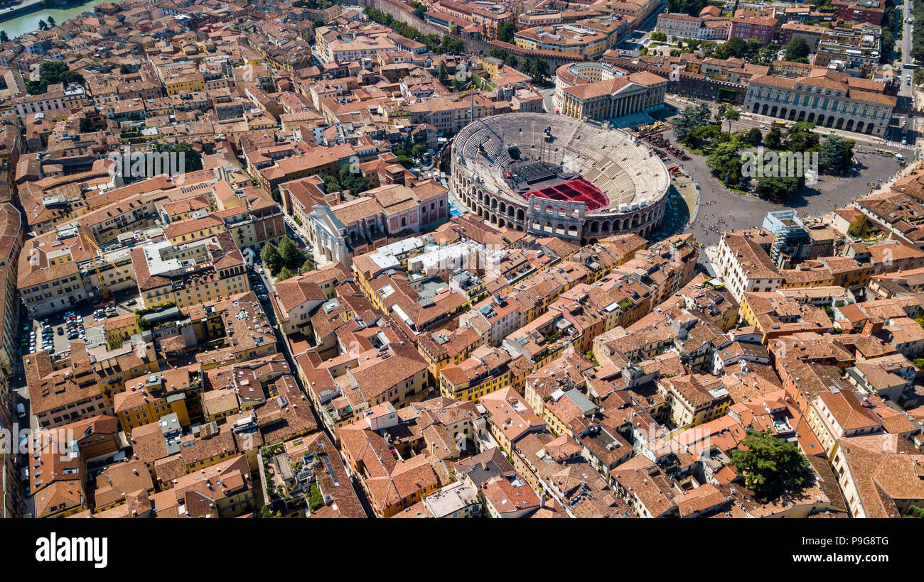 Les Arènes, un amphithéâtre romain, la Piazza Bra, Vérone, Italie Banque D'Images