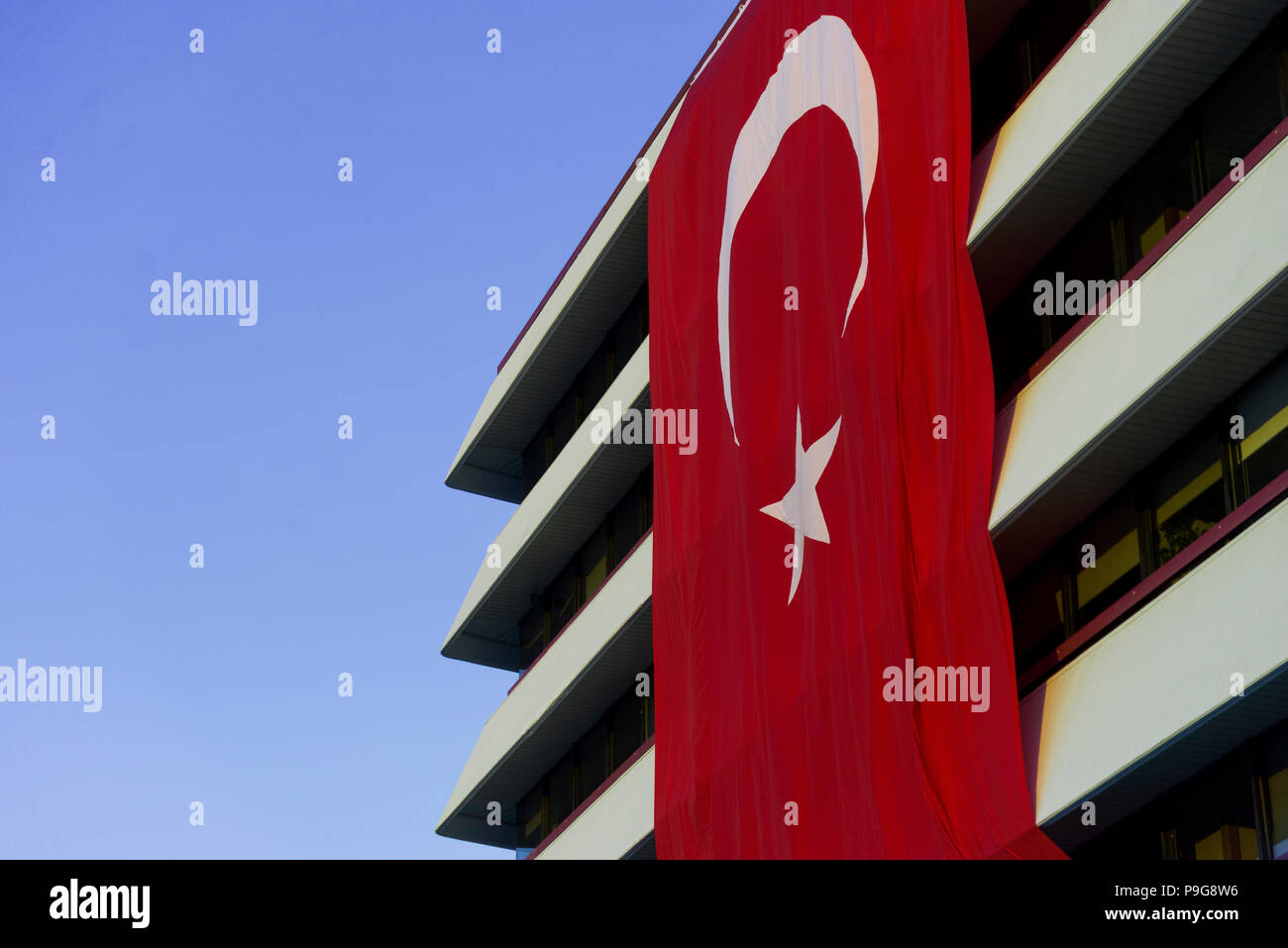 Big Red drapeau turc accroché sur un bâtiment. Banque D'Images