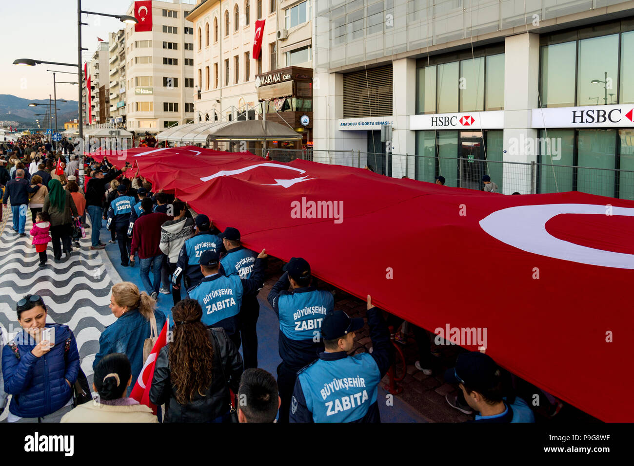 Izmir, Turquie - le 29 octobre 2017 : à Orty Konak Izmir avec un énorme drapeau turc et tenant leurs drapeaux turcs sur les mains et certaines avec Banque D'Images