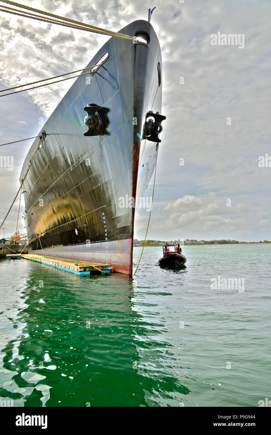 Grand navire petit bateau Banque D'Images