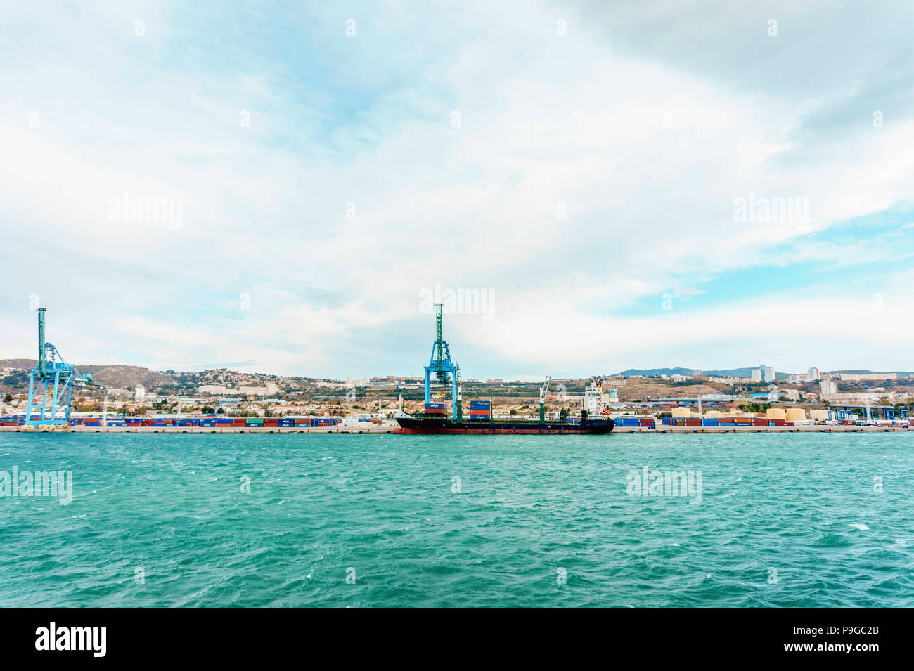 Ville industrielle, vue sur le port du fret et grande barge de la mer Banque D'Images