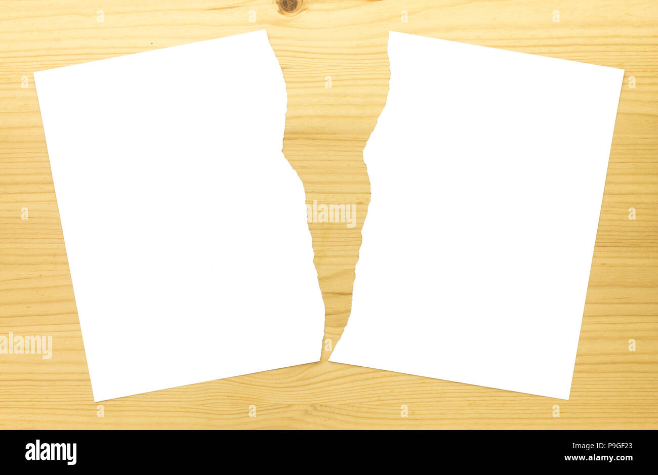 Déchiré blanc papier en deux sur fond de bois. Papier déchiré blanc partie 2 pour séparer ou diviser la partition ou concept Banque D'Images
