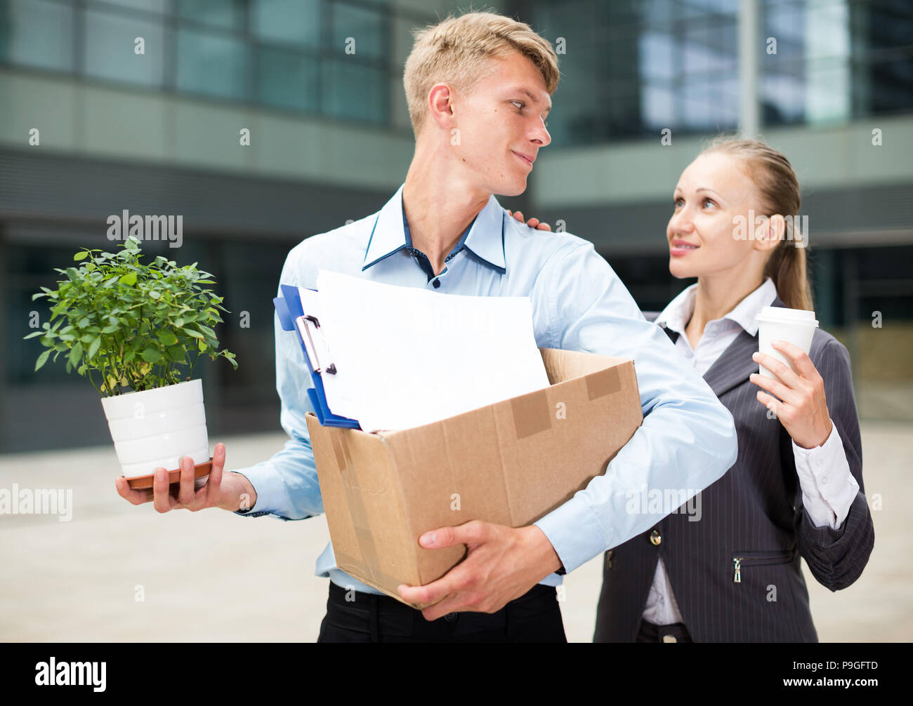 Femme est directeur de souhaiter bonne chance à l'employé en milieu de travail nouvelles. Banque D'Images
