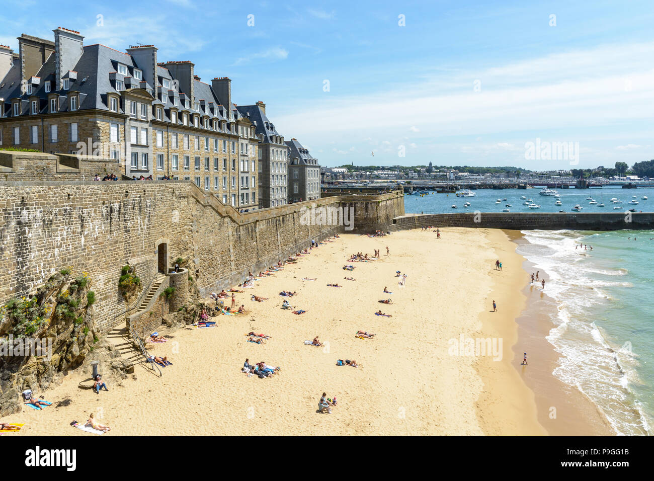 La Mole beach au pied des remparts, entre la mole et le bastion de la Hollande, est l'une des plages autour de la ville fortifiée de Saint-Malo. Banque D'Images La Mole beach au pied des remparts, entre la mole et le bastion de la Hollande, est l'une des plages autour de la ville fortifiée de Saint-Malo. Banque D'Images
