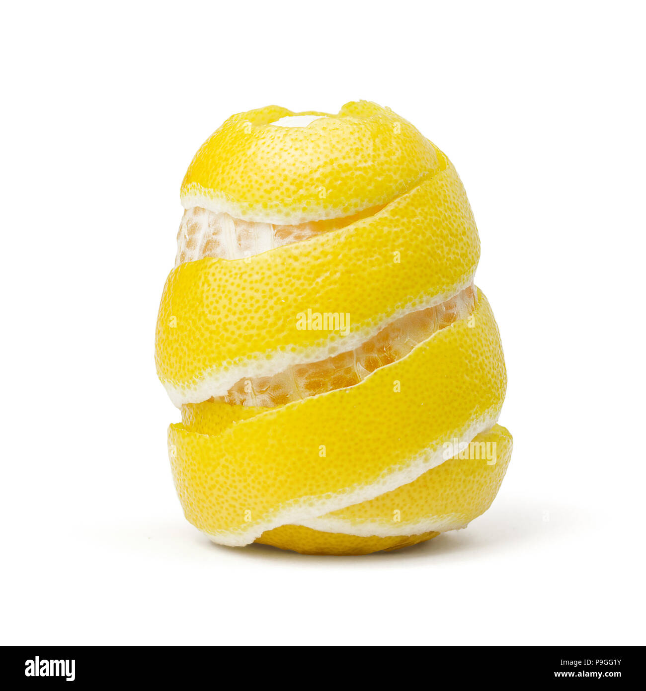Citron, zeste râpé, sur fond blanc Banque D'Images