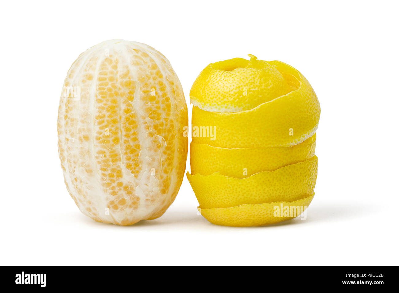 Citron, zeste râpé, sur fond blanc Banque D'Images