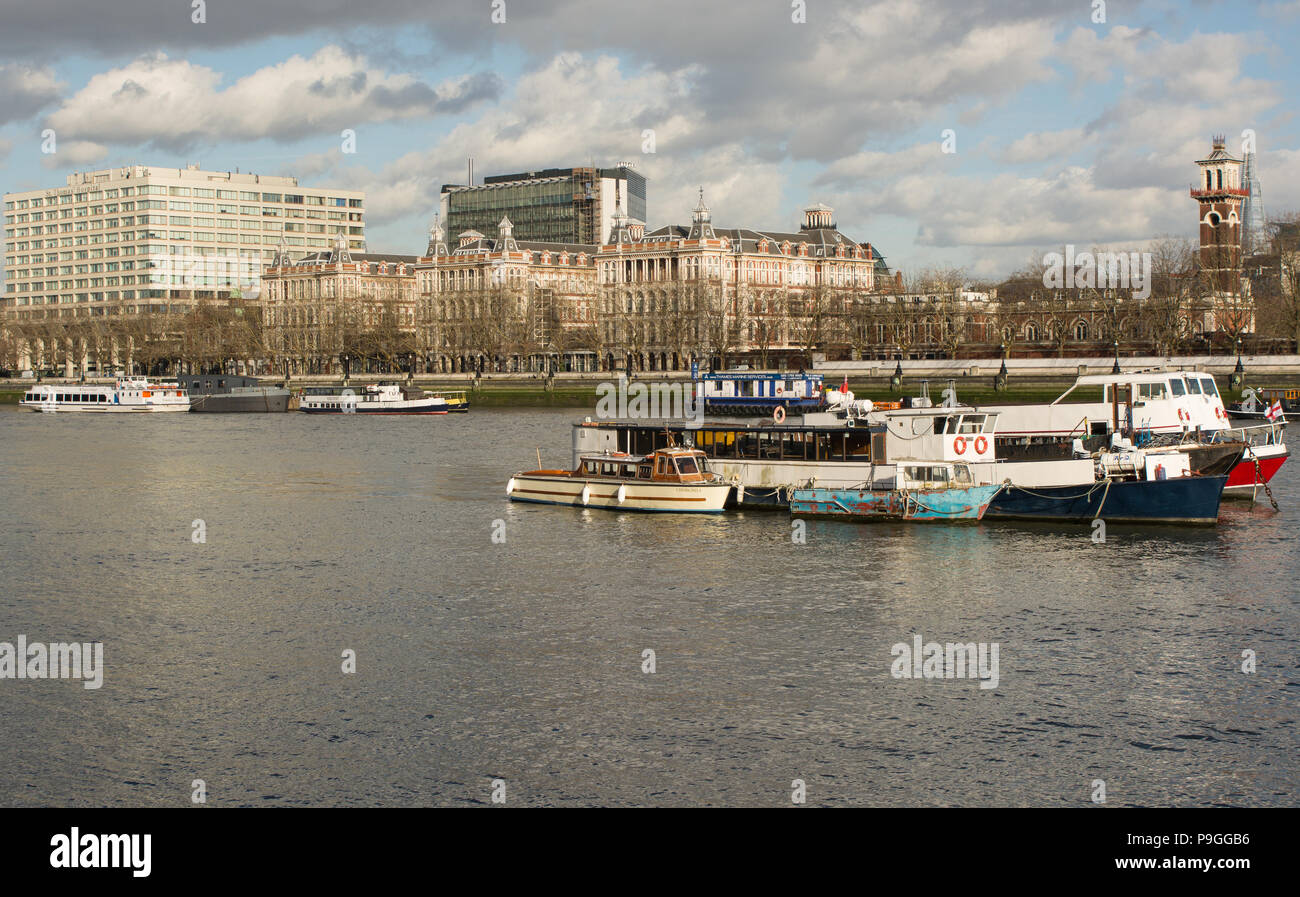 Vue sur la Tamise à Westminster, Londres, Angleterre avec Saint Thomas Hospital et Albert Embankment Banque D'Images