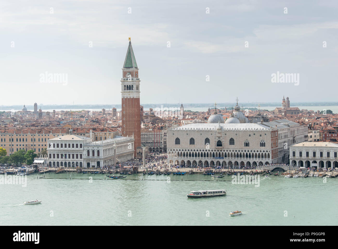 L'Europe, Italie, Vénétie, Venise. La place Saint Marc (Piazza San Marco) vue panoramique vue de l'hôtel Campanile de Chiesa di San Giorgio Maggiore. Banque D'Images