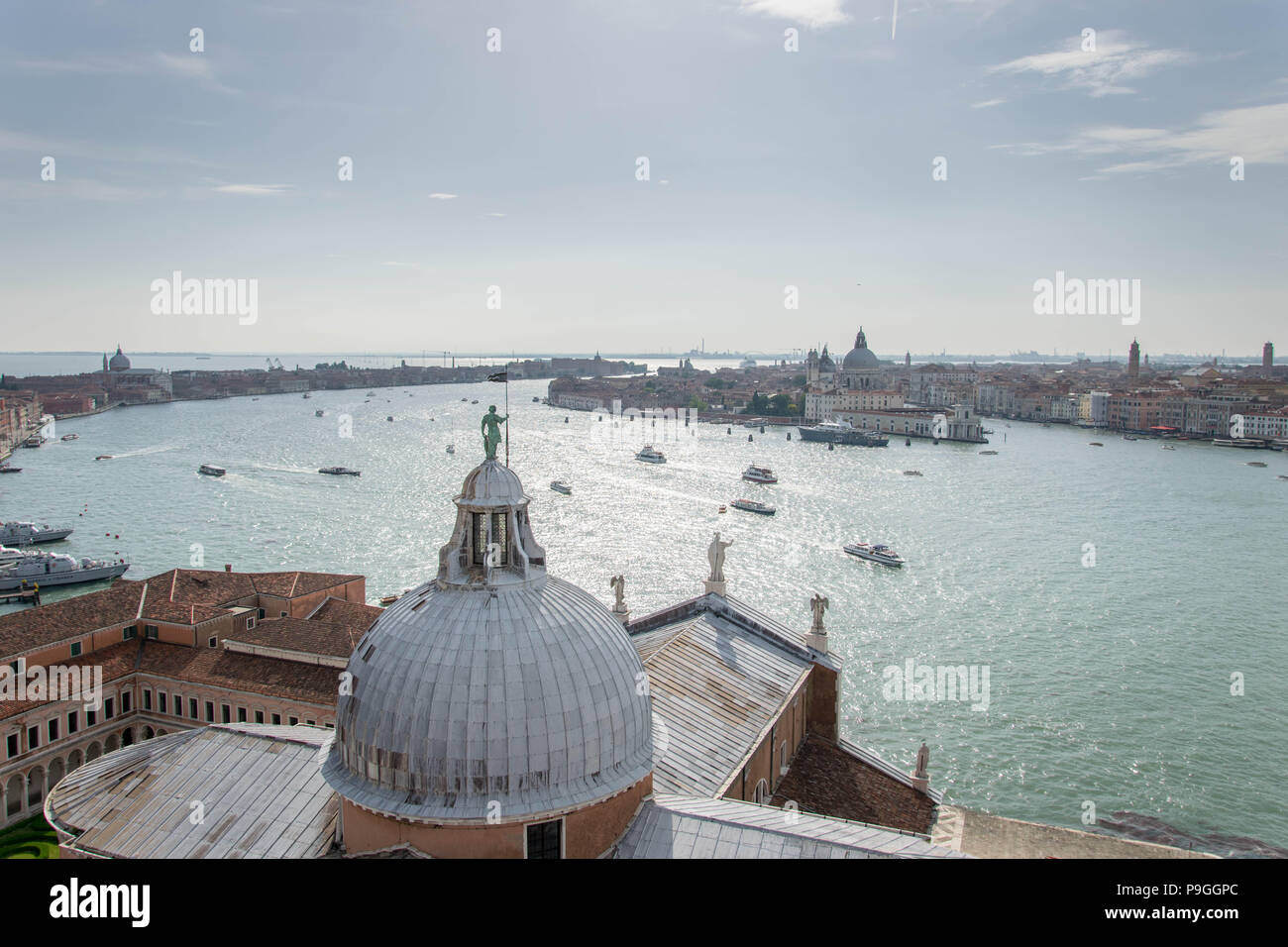 L'Europe, Italie, Vénétie, Venise. Vue panoramique à pittoresque canal de la Giudecca jusqu'au point de vue du clocher de Chiesa di San Giorgio Maggiore Banque D'Images