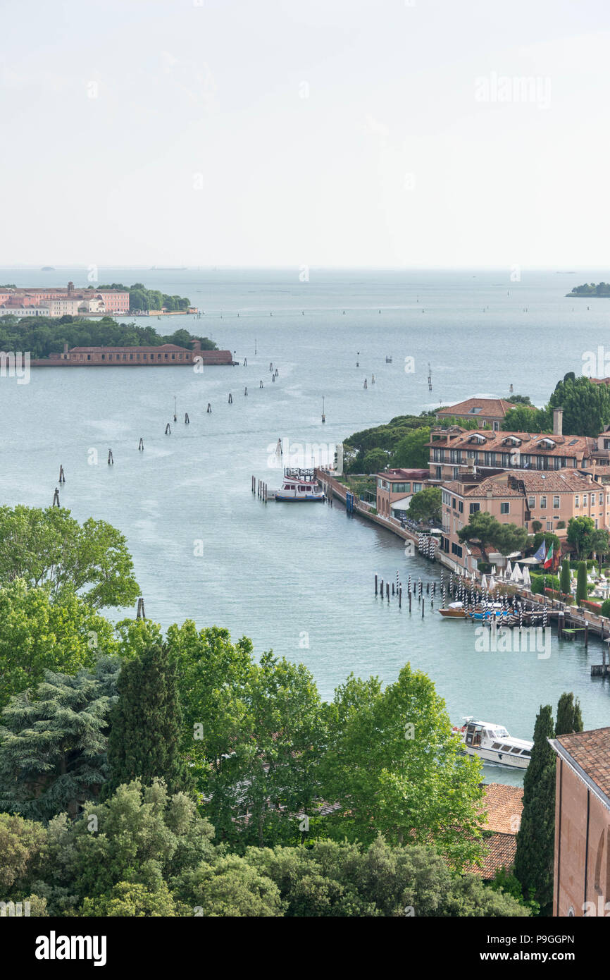 L'Europe, Italie, Vénétie, Venise. Belle vue sur l'eau route de la Grazie île à partir de la vue à clocher de Chiesa di San Giorgio Maggiore Banque D'Images