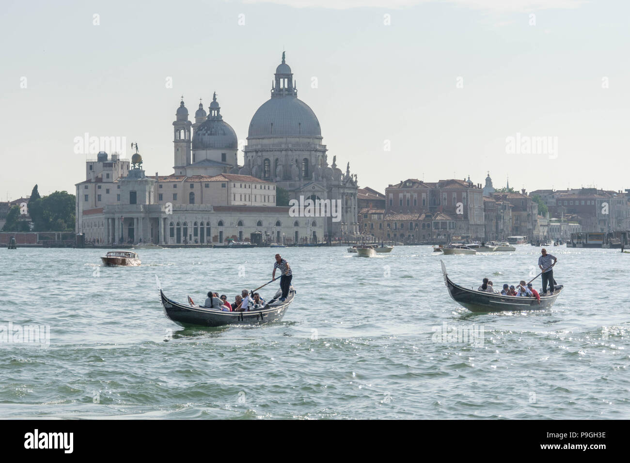 L'Europe, Italie, Vénétie, Venise. Les gens à visiter Venise (Bacino San Marco), la natation avec gondola vers quartier de Castello. Banque D'Images
