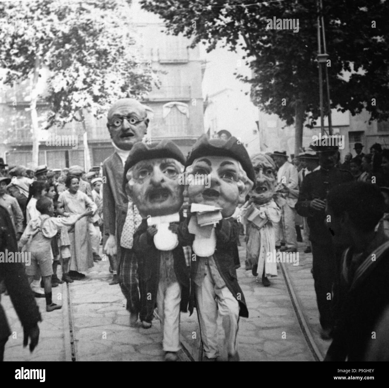 Caparrots et grosse tête parade dans les rues de la ville, pendant les
