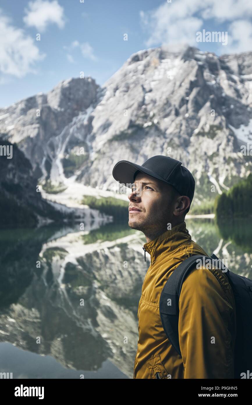 Jeune homme (touristique) dans la nature. Dans refelection Montagnes Lac Braies, Italie. Banque D'Images