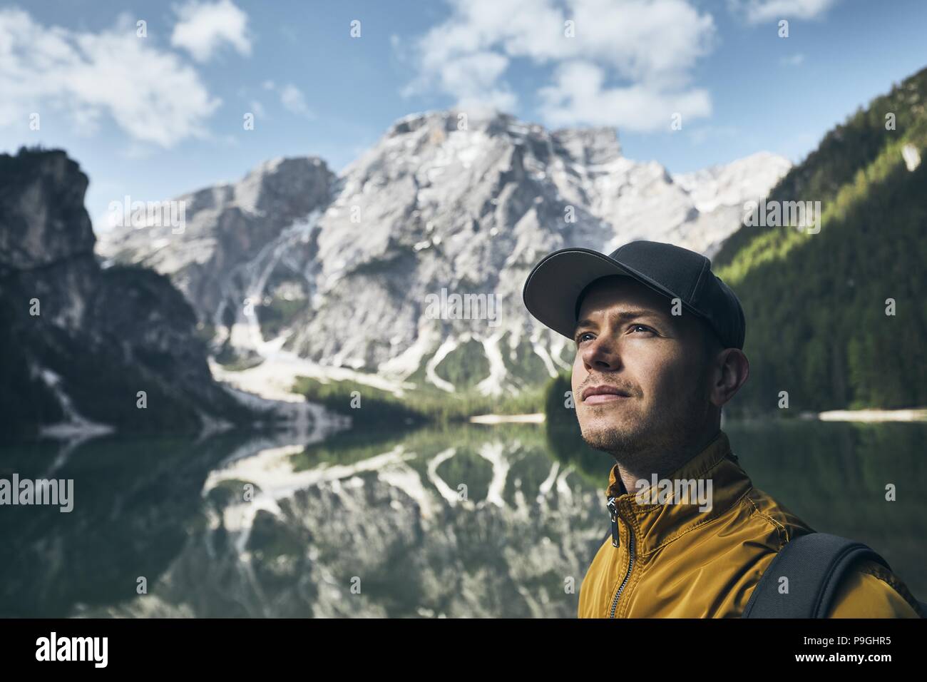 Jeune homme (touristique) dans la nature. Dans refelection Montagnes Lac Braies, Italie. Banque D'Images