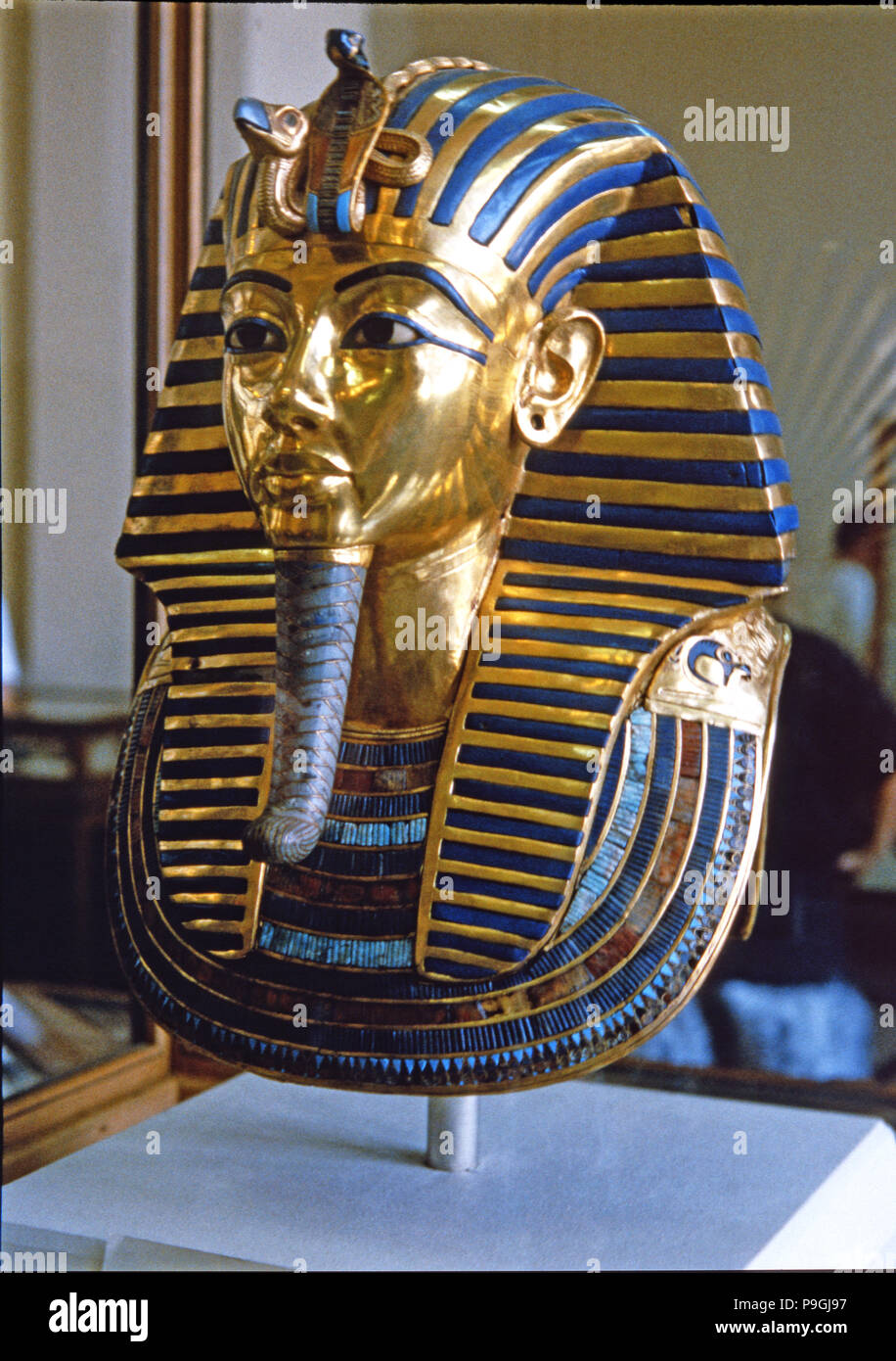 Masque de mort de Toutankhamon en or massif incrusté de pierres précieuses, trouvés par H. Carter en 1… Banque D'Images