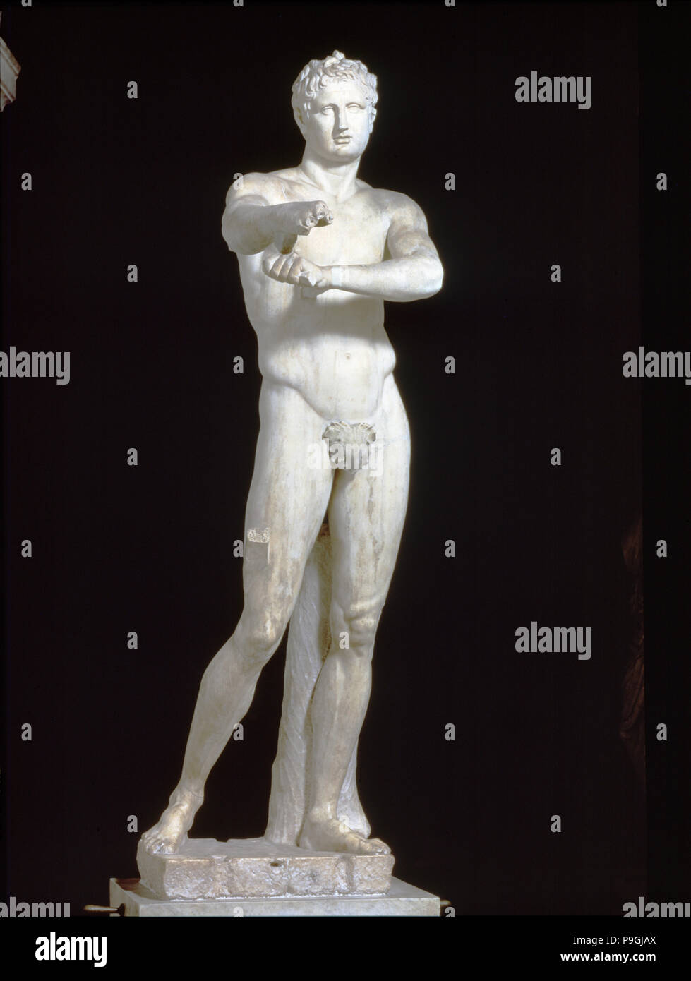 L'Apoxyomène, copie en marbre d'un original en bronze représentant un boxeur nettoyer son bras droit avec un … Banque D'Images