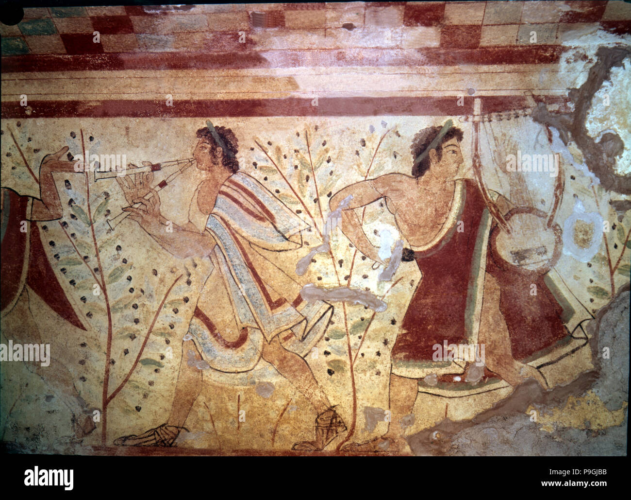 Chambre funéraire de la nécropole de Tarquinia, la peinture murale avec la représentation des deux musi… Banque D'Images