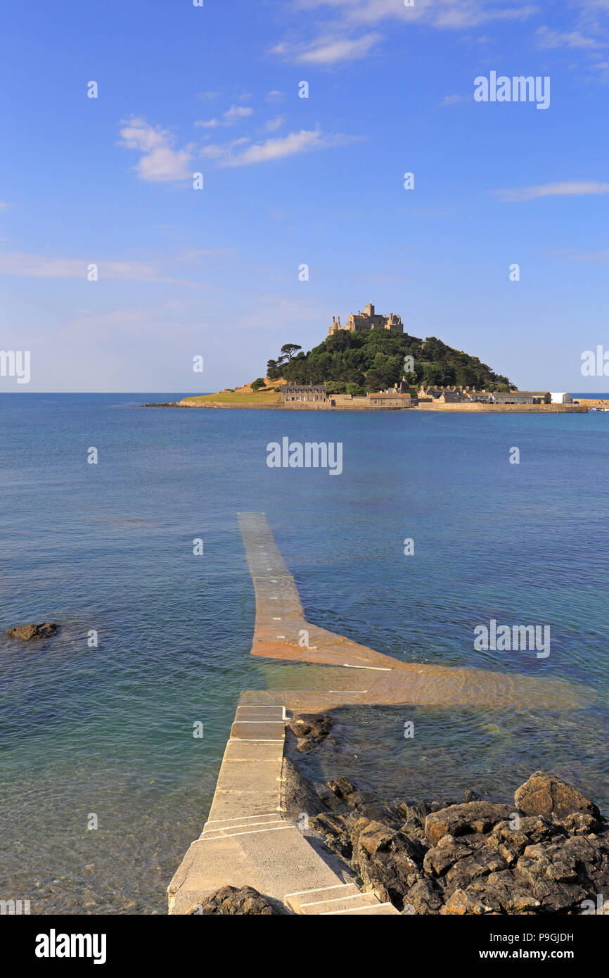 St Michael's Mount et la cale à marée haute dans la région de Mount's Bay, près de Penzance, Cornwall Marazion, England, UK. Banque D'Images