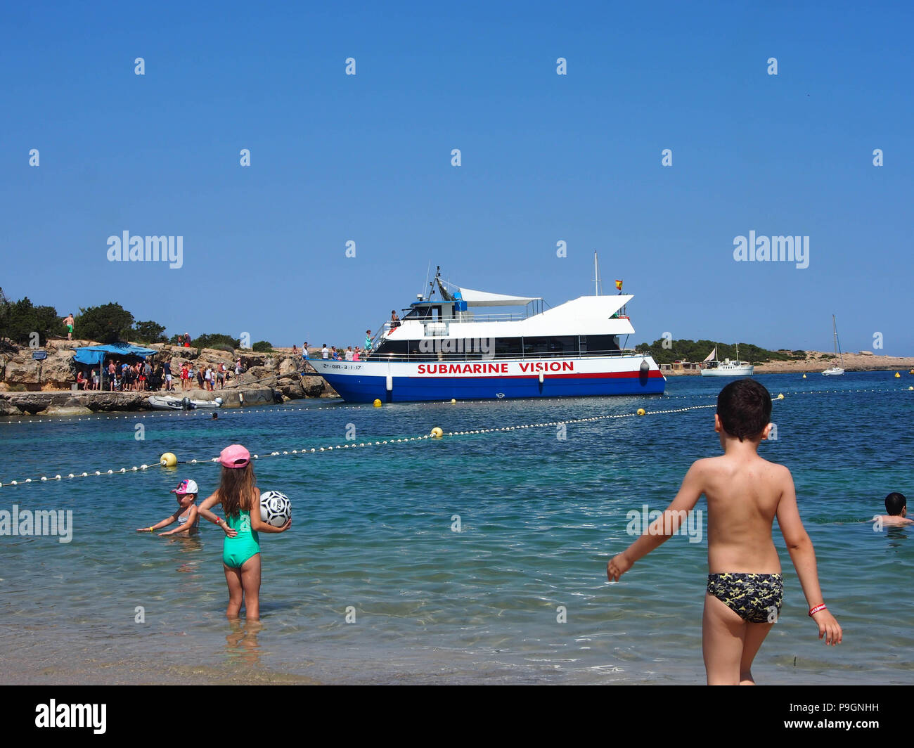 Vision sous-marine. à fond de verre catamarn la jetée sur la plage de port  des Torrent, Ibiza Photo Stock - Alamy